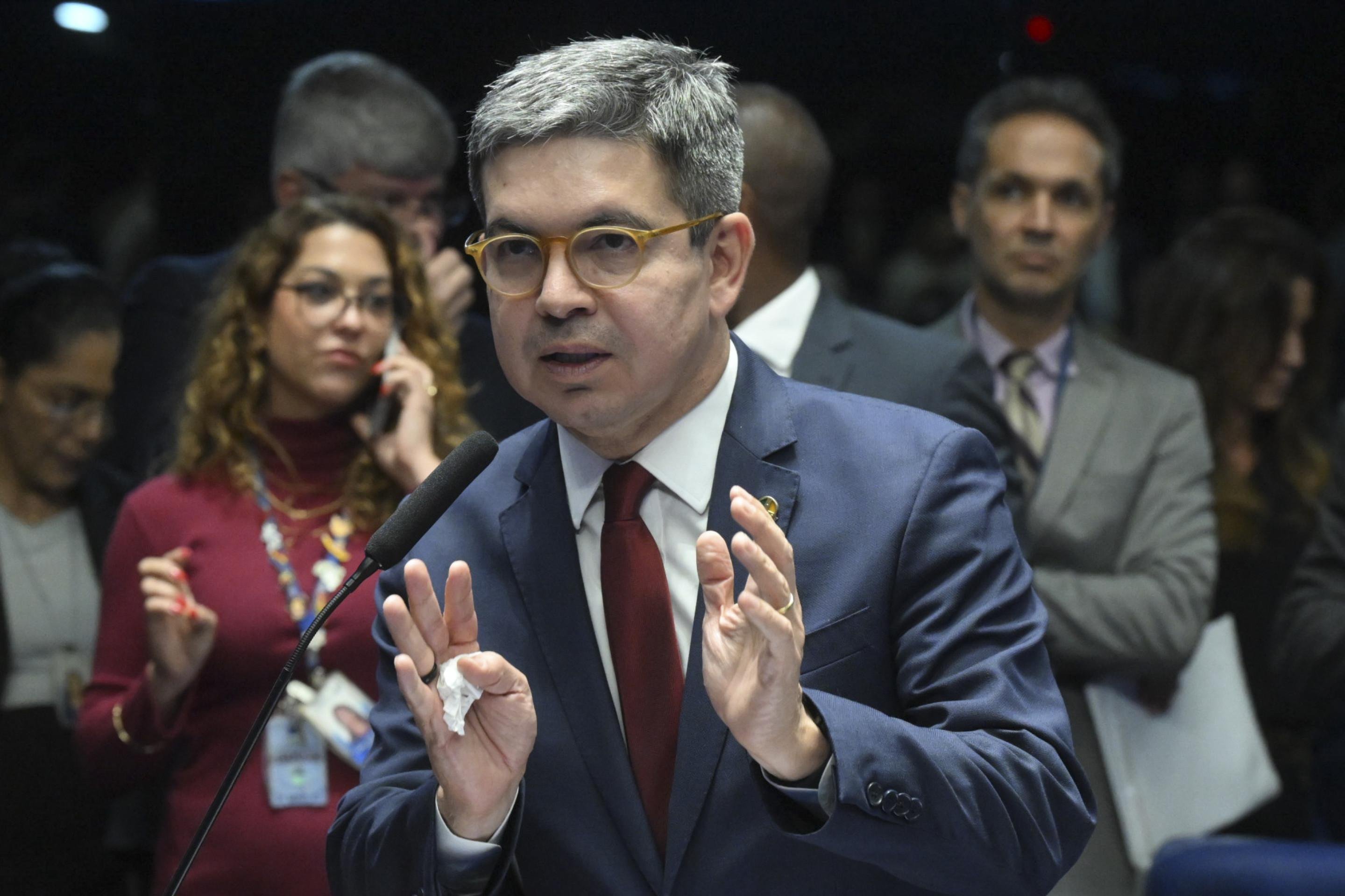Randolfe: Governo não tinha garantia de aprovação para votar 6x1 nesta quarta - QTU Questões do Universo