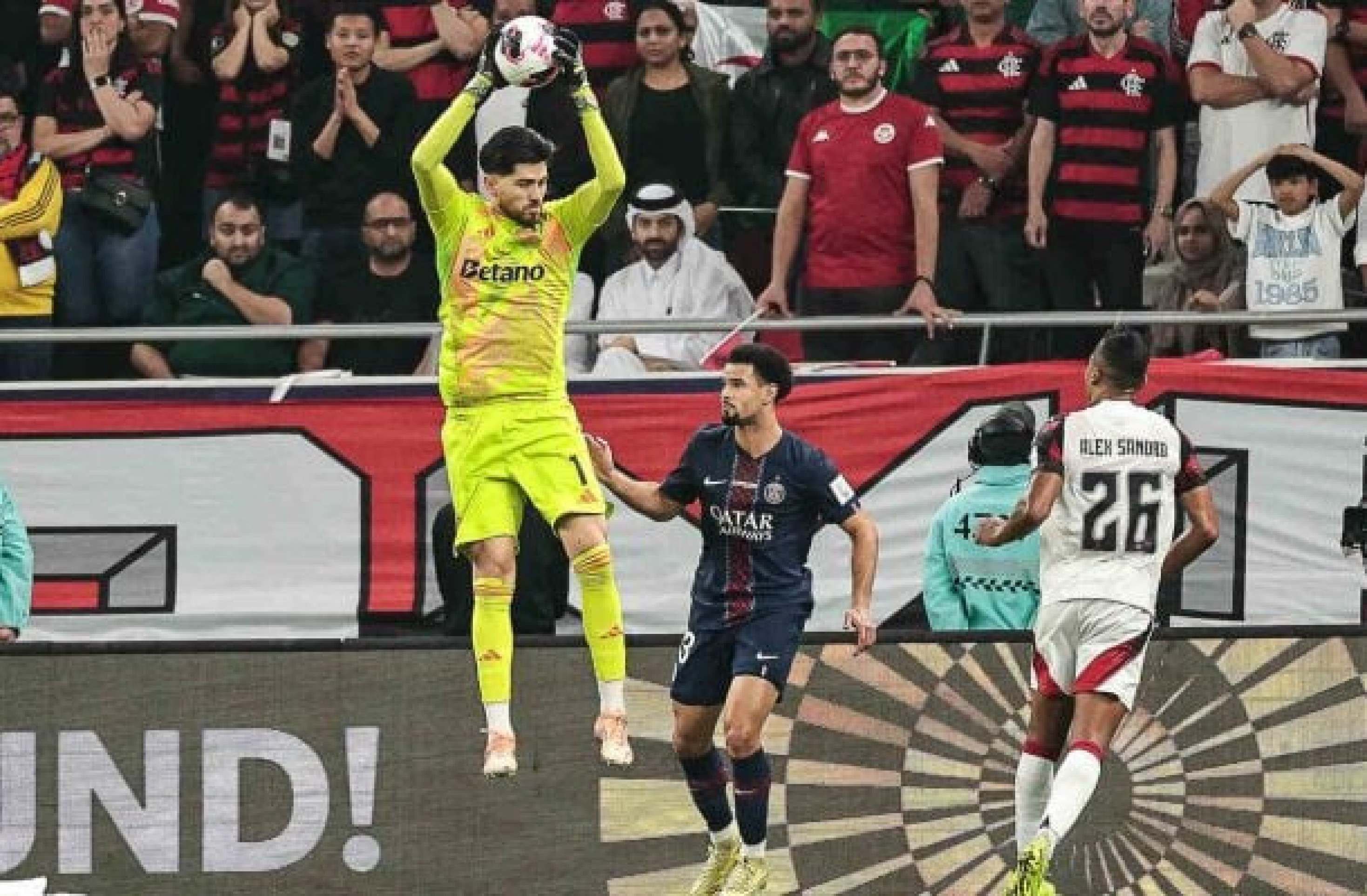 Rossi explica falha contra o PSG e elogia temporada do Flamengo