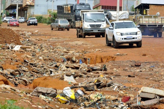Avenida 26 de Setembro, em Vicente Pires, acumula lixo e buracos, em via sem asfaltamento - (crédito: Marcelo Ferreira/CB/D.A Press) Avenida 26 de Setembro, em Vicente Pires, acumula lixo e buracos, em via sem asfaltamento - (crédito: Marcelo Ferreira/CB/D.A Press)