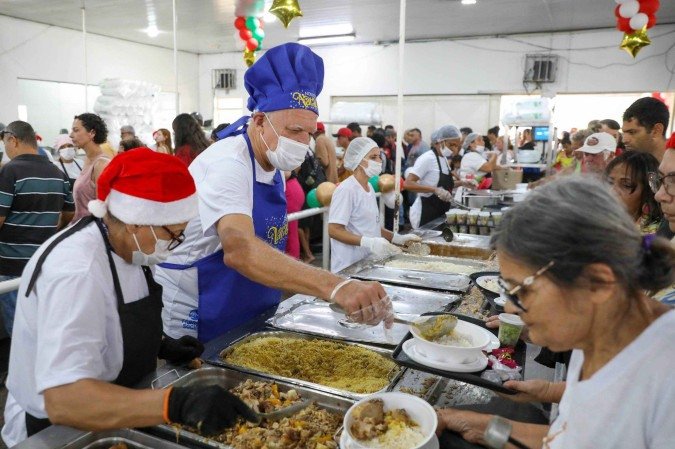 17/12/2025 - Nosso Natal: governador Ibaneis Rocha celebra almoço natalino no Restaurante Comunitário do Sol Nascente
O clima de festividade tomou conta do Restaurante Comunitário do Sol Nascente nesta quarta-feira (17) com a campanha do Nosso Natal, que serviu um almoço natalino completo pelo valor simbólico de R$ 1 às famílias em vulnerabilidade social, além de disponibilizar atrações culturais.
- (crédito: Renato Alves/ Agência Brasília) 17/12/2025 - Nosso Natal: governador Ibaneis Rocha celebra almoço natalino no Restaurante Comunitário do Sol Nascente
O clima de festividade tomou conta do Restaurante Comunitário do Sol Nascente nesta quarta-feira (17) com a campanha do Nosso Natal, que serviu um almoço natalino completo pelo valor simbólico de R$ 1 às famílias em vulnerabilidade social, além de disponibilizar atrações culturais.
- (crédito: Renato Alves/ Agência Brasília)