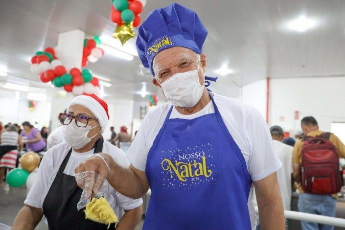  17/12/2025 - Nosso Natal: governador Ibaneis Rocha celebra almoço natalino no Restaurante Comunitário do Sol Nascente
O clima de festividade tomou conta do Restaurante Comunitário do Sol Nascente nesta quarta-feira (17) com a campanha do Nosso Natal, que serviu um almoço natalino completo pelo valor simbólico de R$ 1 às famílias em vulnerabilidade social, além de disponibilizar atrações culturais. 
      