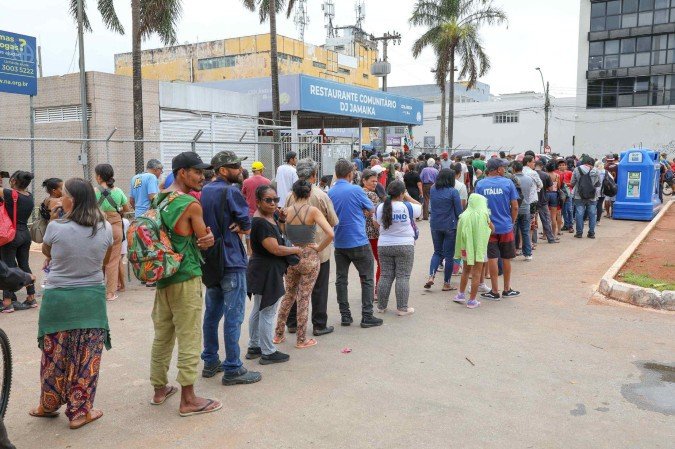  17/12/2025 - Restaurante Comunitário de Ceilândia tem clima natalino em celebração especial para famílias da cidade
Os restaurantes comunitários do Distrito Federal realizaram, nesta quarta-feira (17), mais uma edição da ação Nosso Natal. A iniciativa garantiu um almoço natalino completo pelo valor de R$ 1 às famílias em situação de vulnerabilidade social, além de atividades planejadas em cada unidade. Ceilândia. 
      