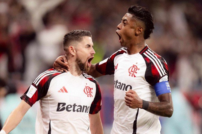 Jorginho comemora gol de pênalti com Bruno Henrique: o volante acertou a quinta cobrança em cinco pênaltis desde a chegada ao Flamengo