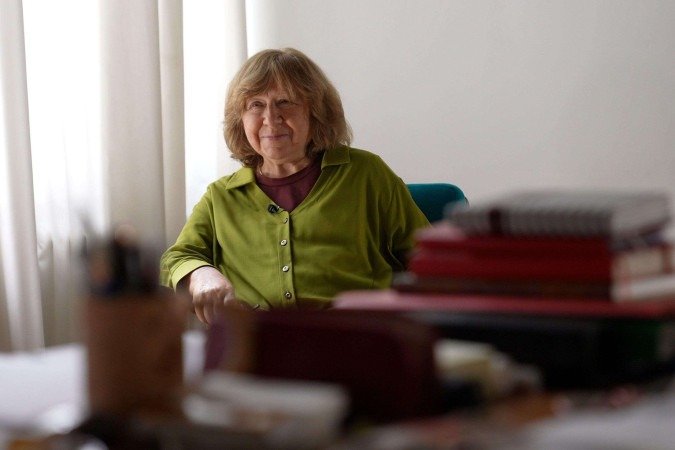 Svetlana Alexievich (ao centro) é fotografada em sua casa, em Minsk (Belarus), em 2020, cercada por diplomatas europeus - (crédito: Twitter/@AnnLinde) Svetlana Alexievich (ao centro) é fotografada em sua casa, em Minsk (Belarus), em 2020, cercada por diplomatas europeus - (crédito: Twitter/@AnnLinde)