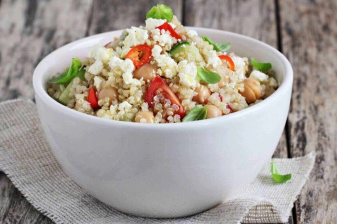 Salada de quinoa com grão-de-bico (Imagem: Losangela | Shutterstock) - (crédito: EdiCase) Salada de quinoa com grão-de-bico (Imagem: Losangela | Shutterstock) - (crédito: EdiCase)