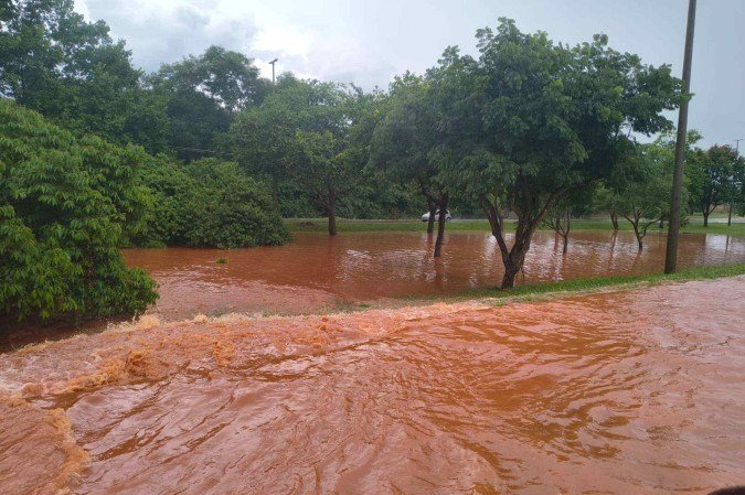 Registro feito por volta das 13h30 desta quarta-feira (17/12), na Estrada Parque das Nações (Via L4), na Asa Norte - (crédito: Artur Maldaner/CB Press) Registro feito por volta das 13h30 desta quarta-feira (17/12), na Estrada Parque das Nações (Via L4), na Asa Norte - (crédito: Artur Maldaner/CB Press)