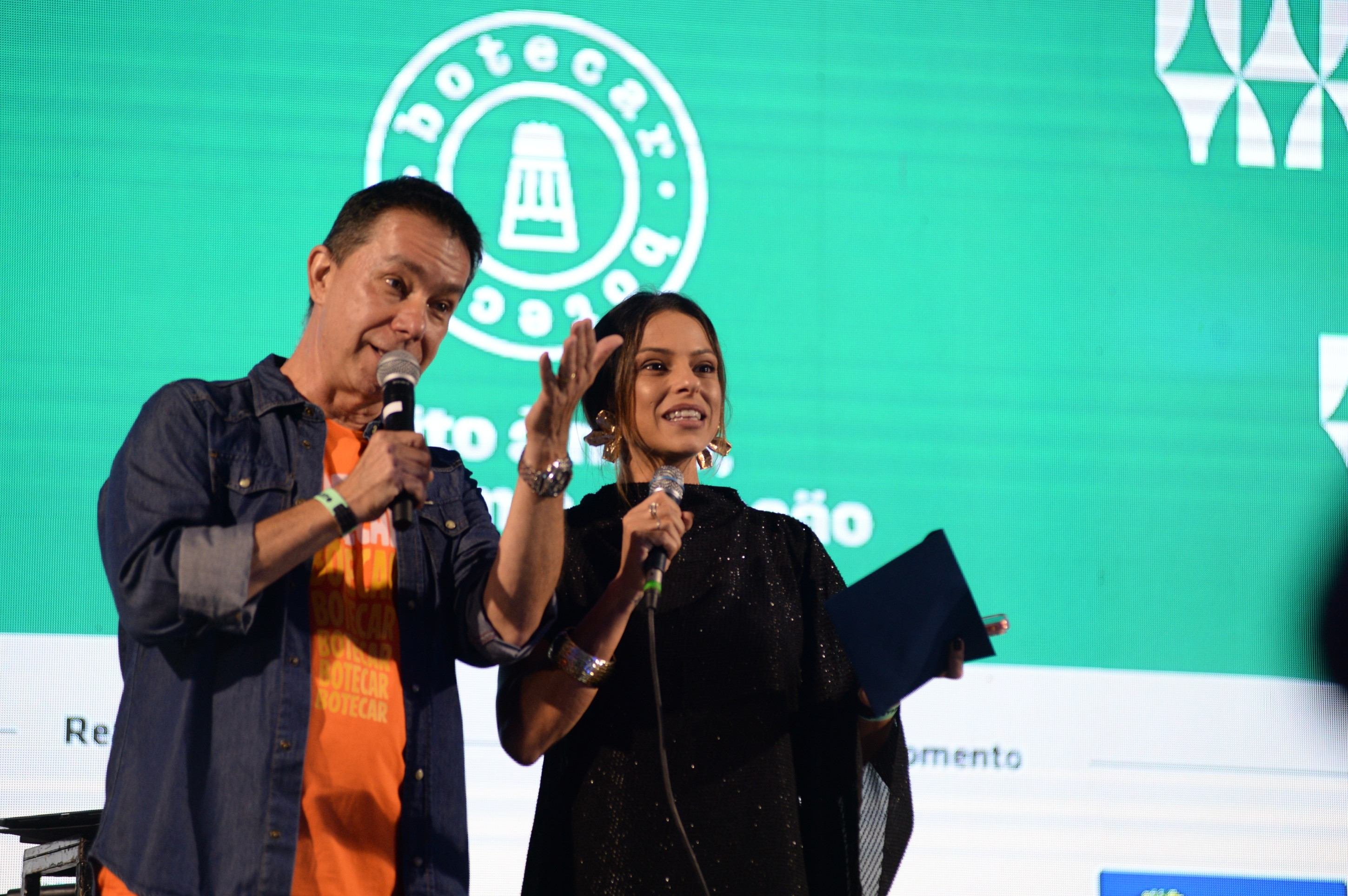  O idealizador do festival, Andr&eacute; Lamounier, e a apresentadora Nikole Lima