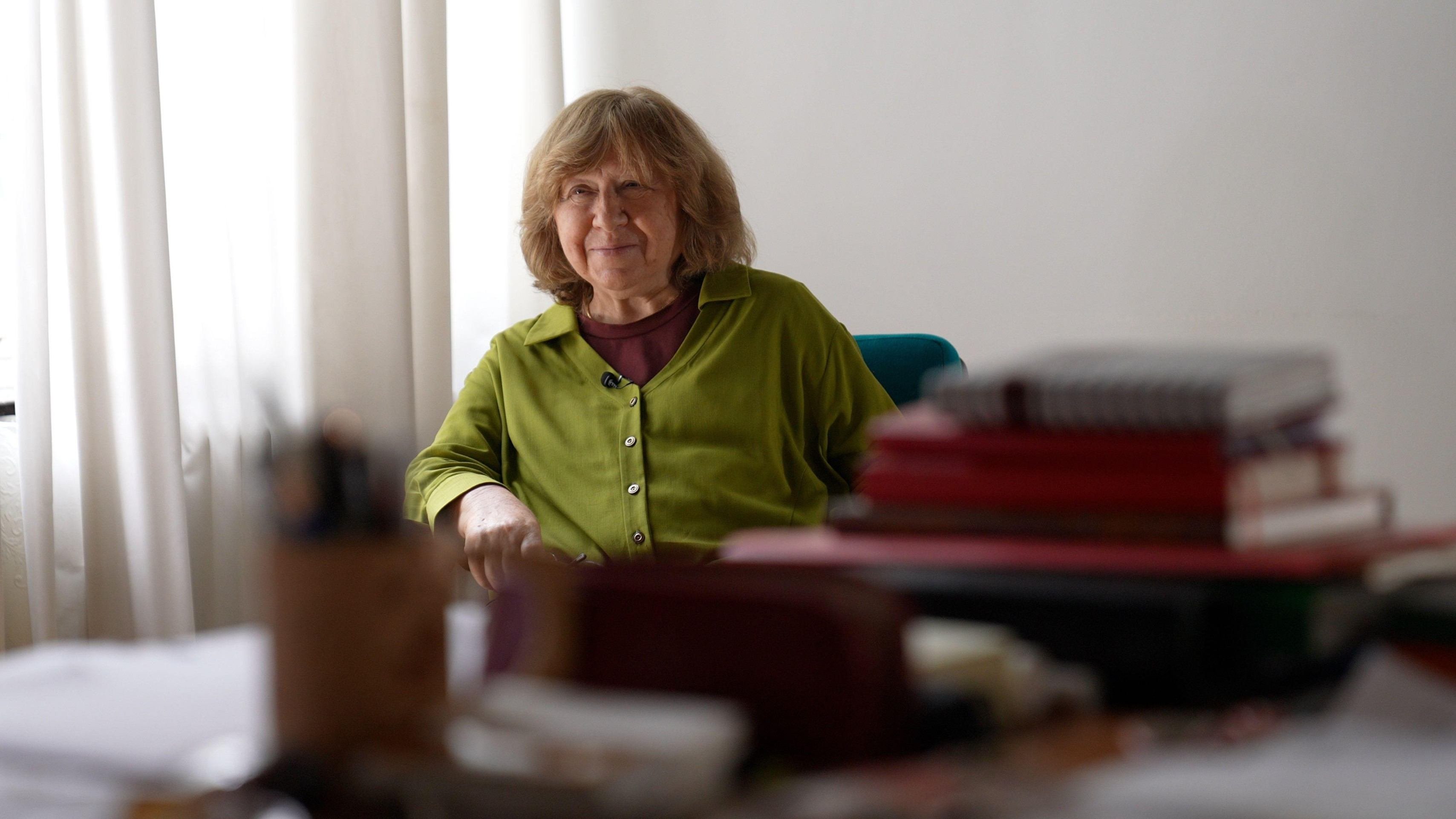 Svetlana Alexievich (ao centro) é fotografada em sua casa, em Minsk (Belarus), em 2020, cercada por diplomatas europeus - (crédito: Twitter/@AnnLinde) Svetlana Alexievich (ao centro) é fotografada em sua casa, em Minsk (Belarus), em 2020, cercada por diplomatas europeus - (crédito: Twitter/@AnnLinde)