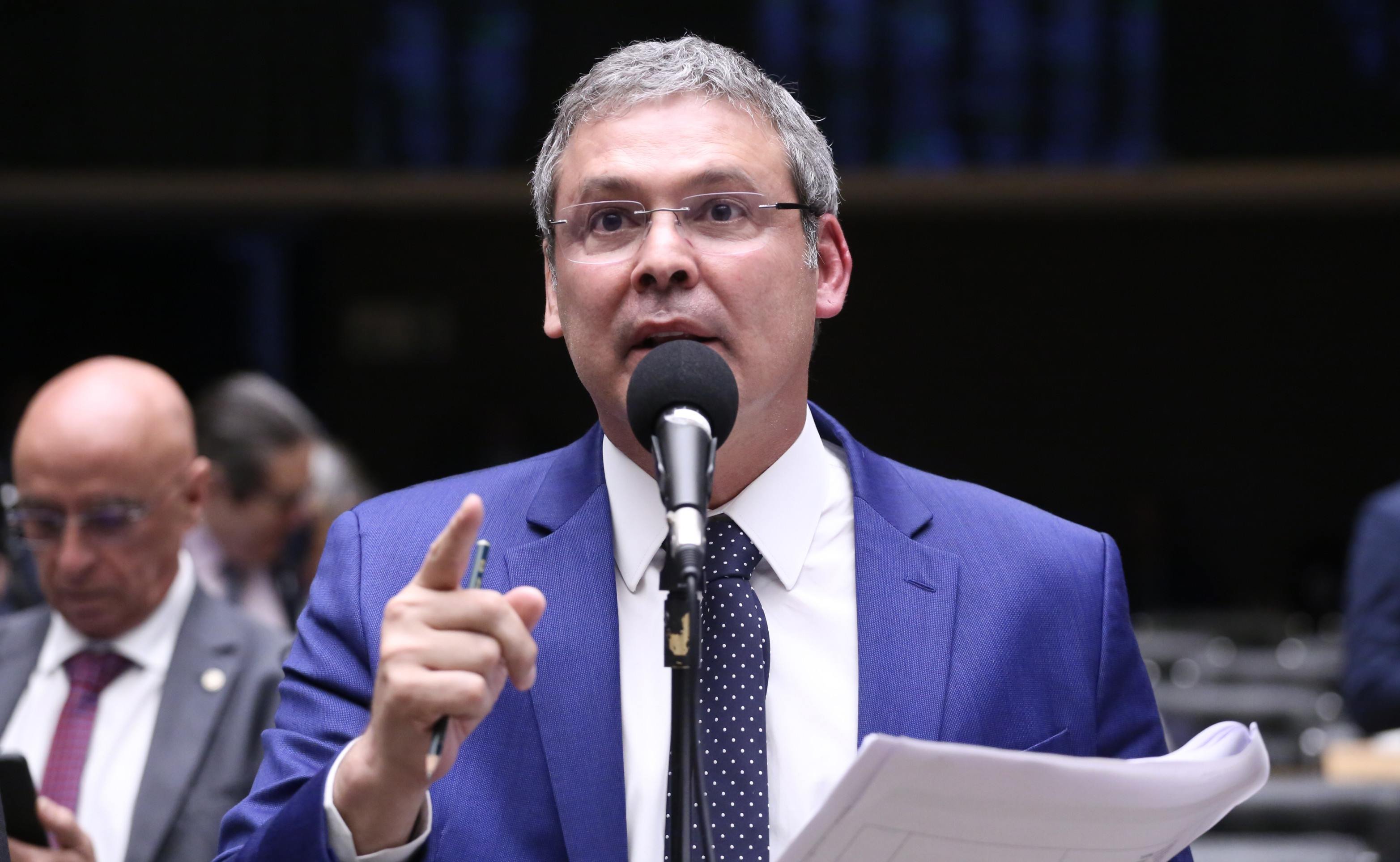 Novo pede cassação de Lindbergh após petista chamar deputado de 'estuprador'