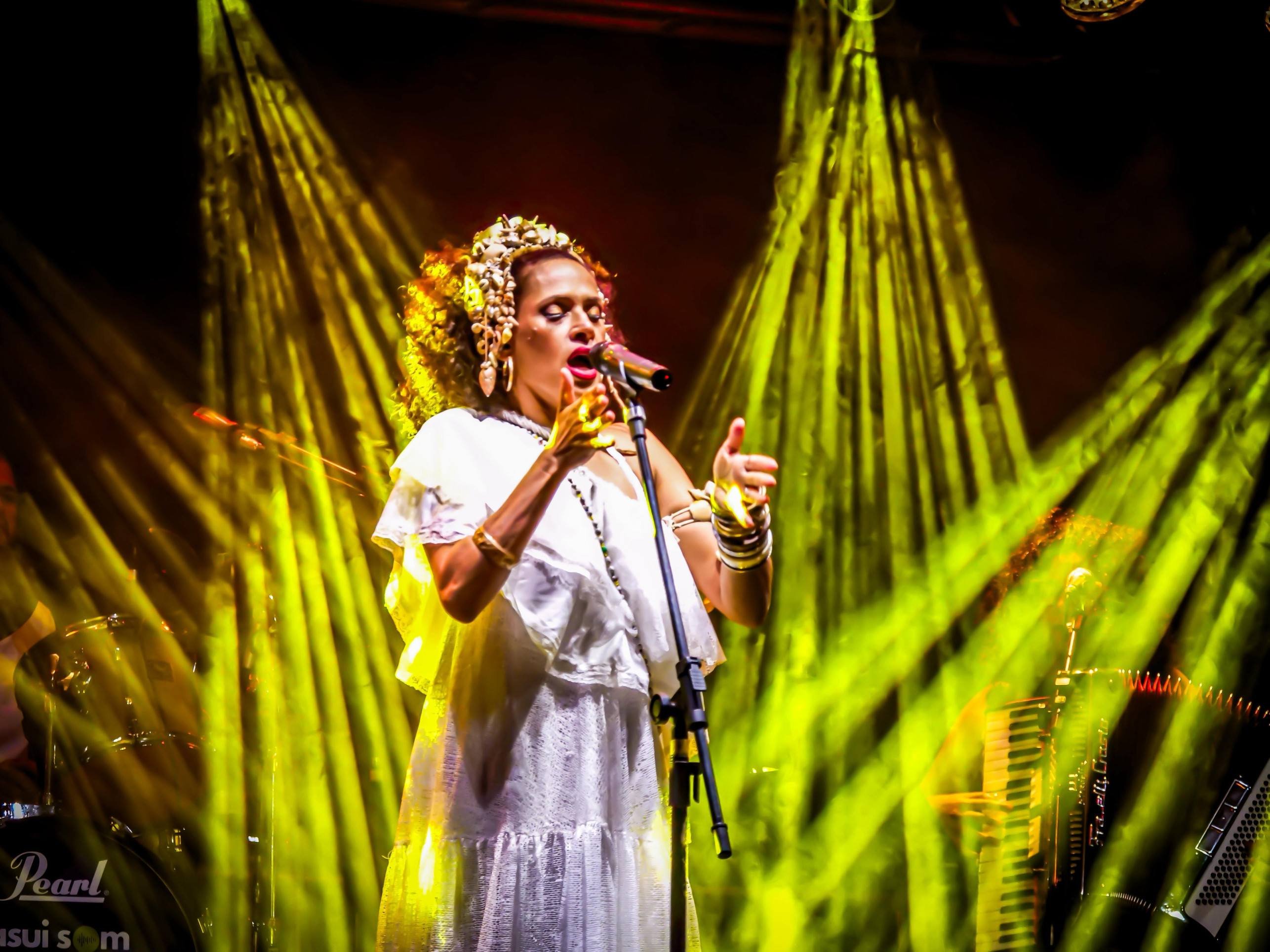 Renata Jambeiro celebra Clara Nunes em show beneficente no DF