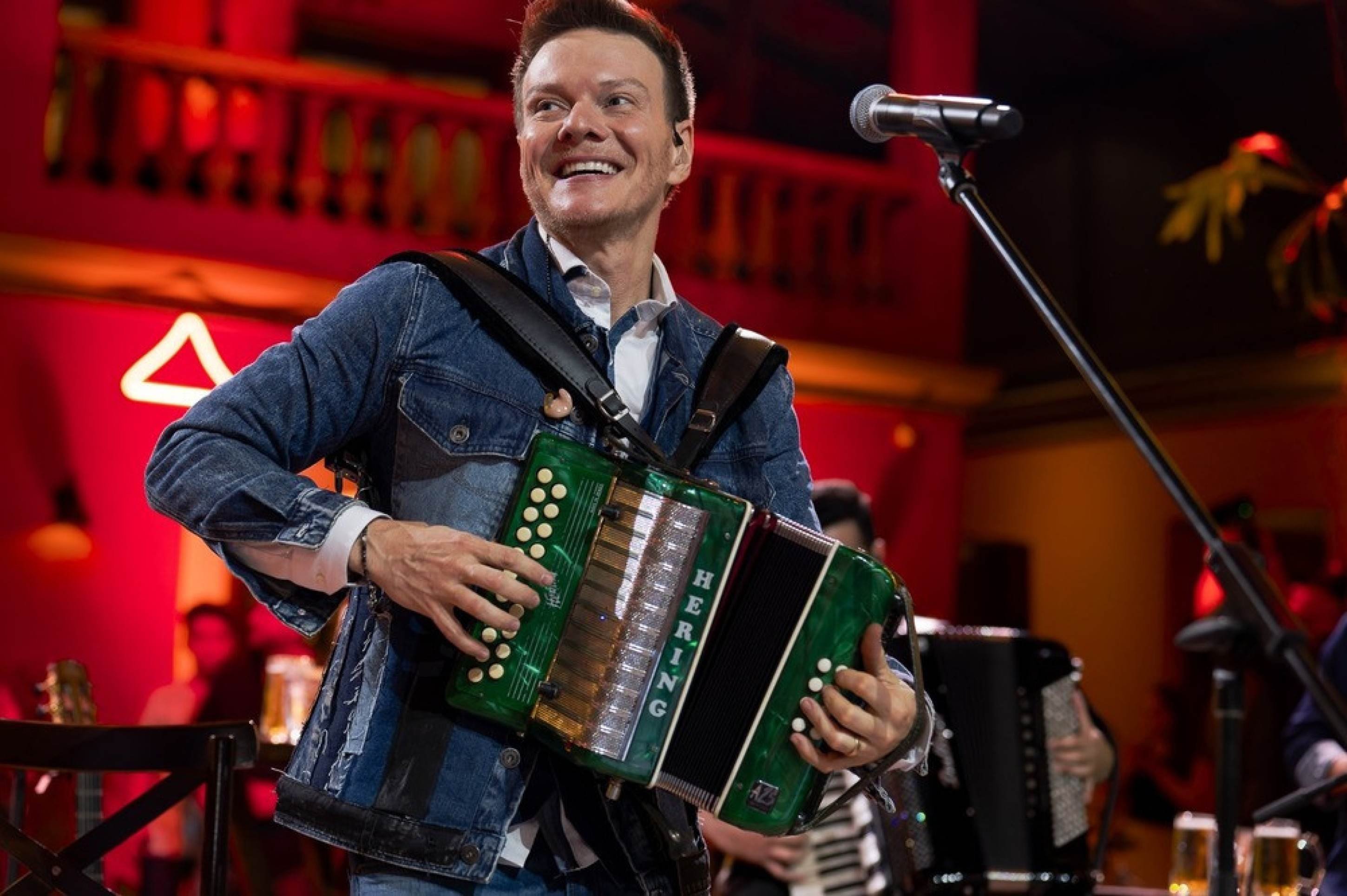 Michel Teló celebra Natal com apresentação gratuita na Esplanada