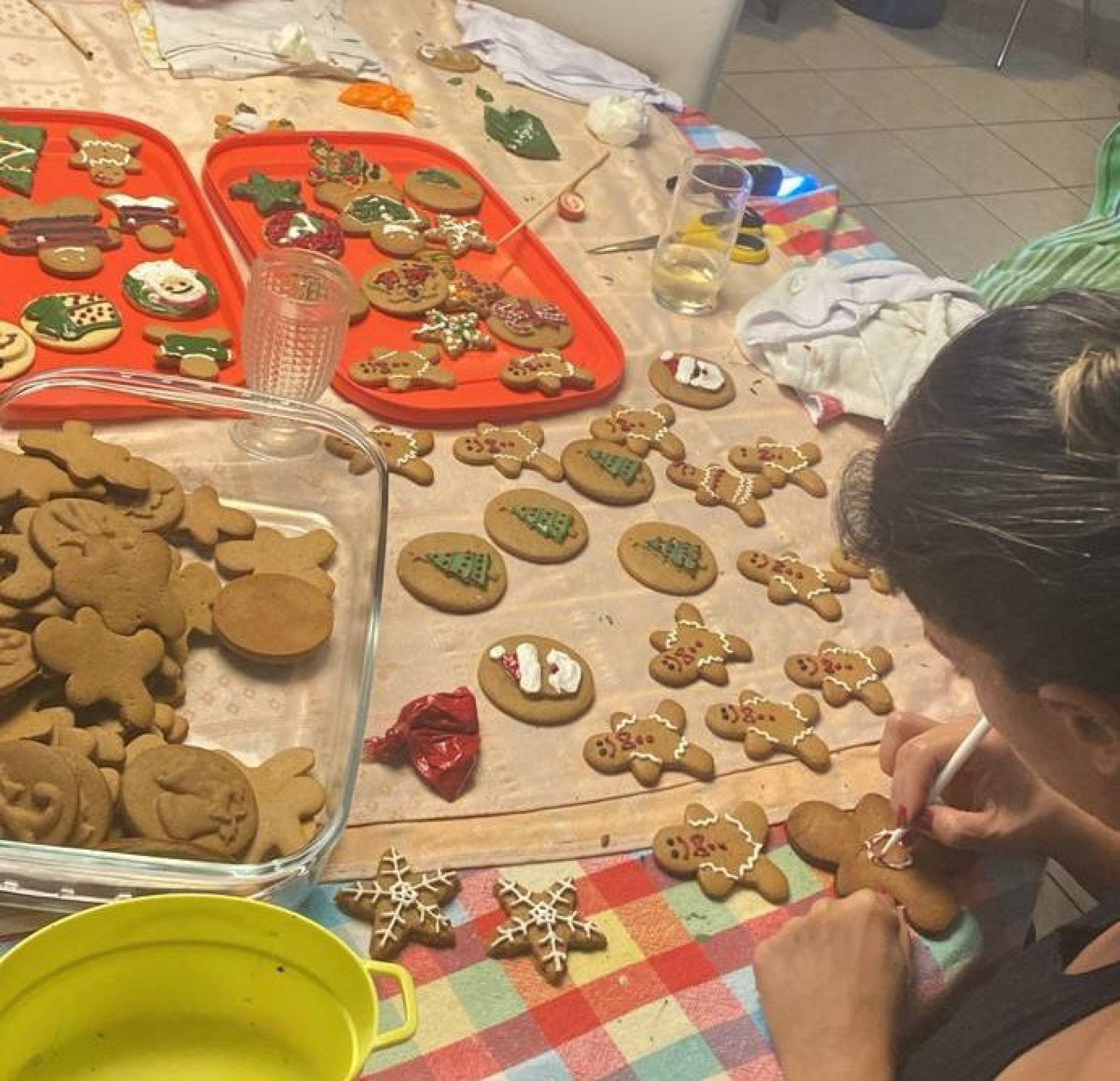 Momento de decorar os biscoitos