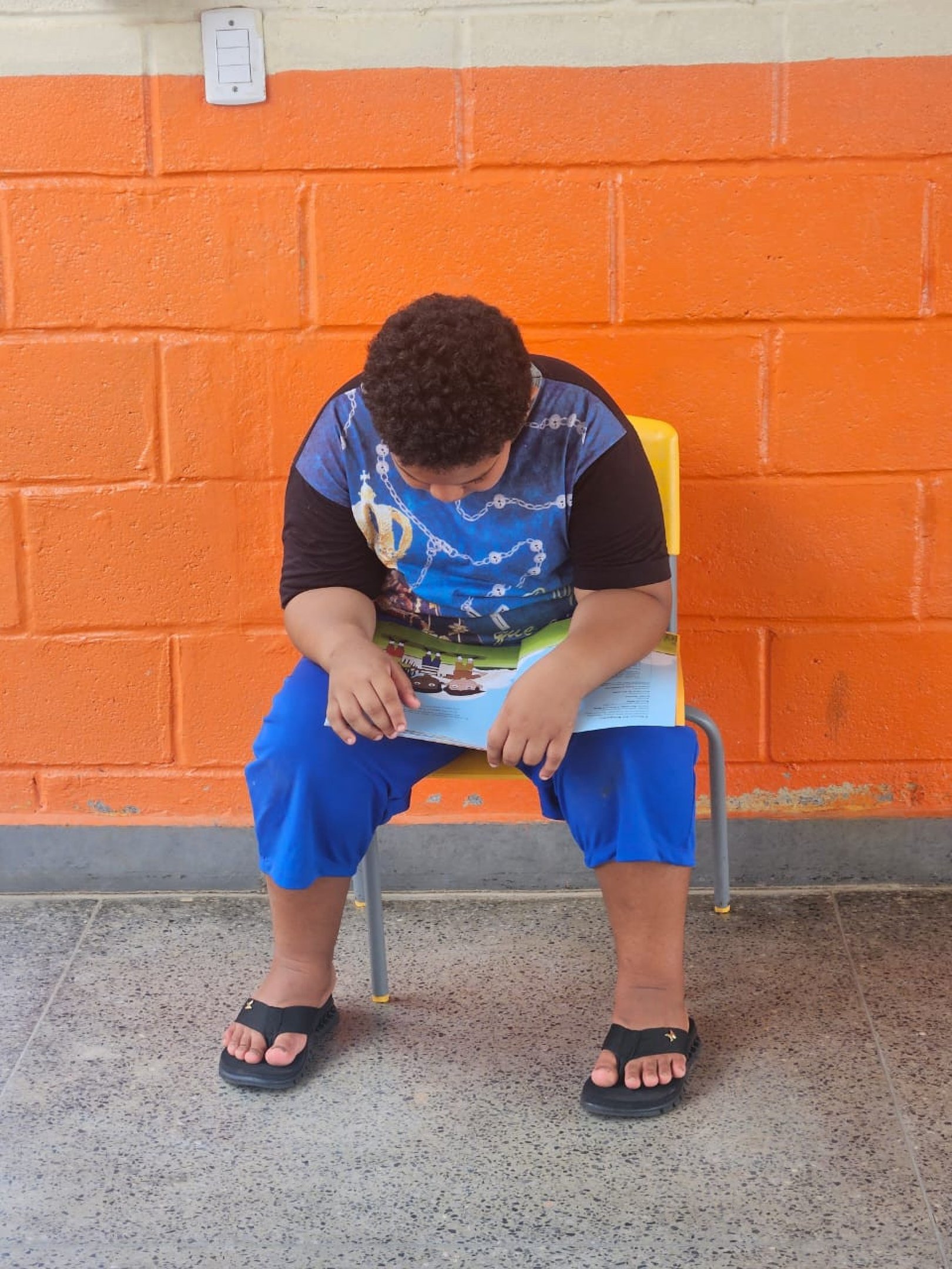 Crian&ccedil;a l&ecirc; 