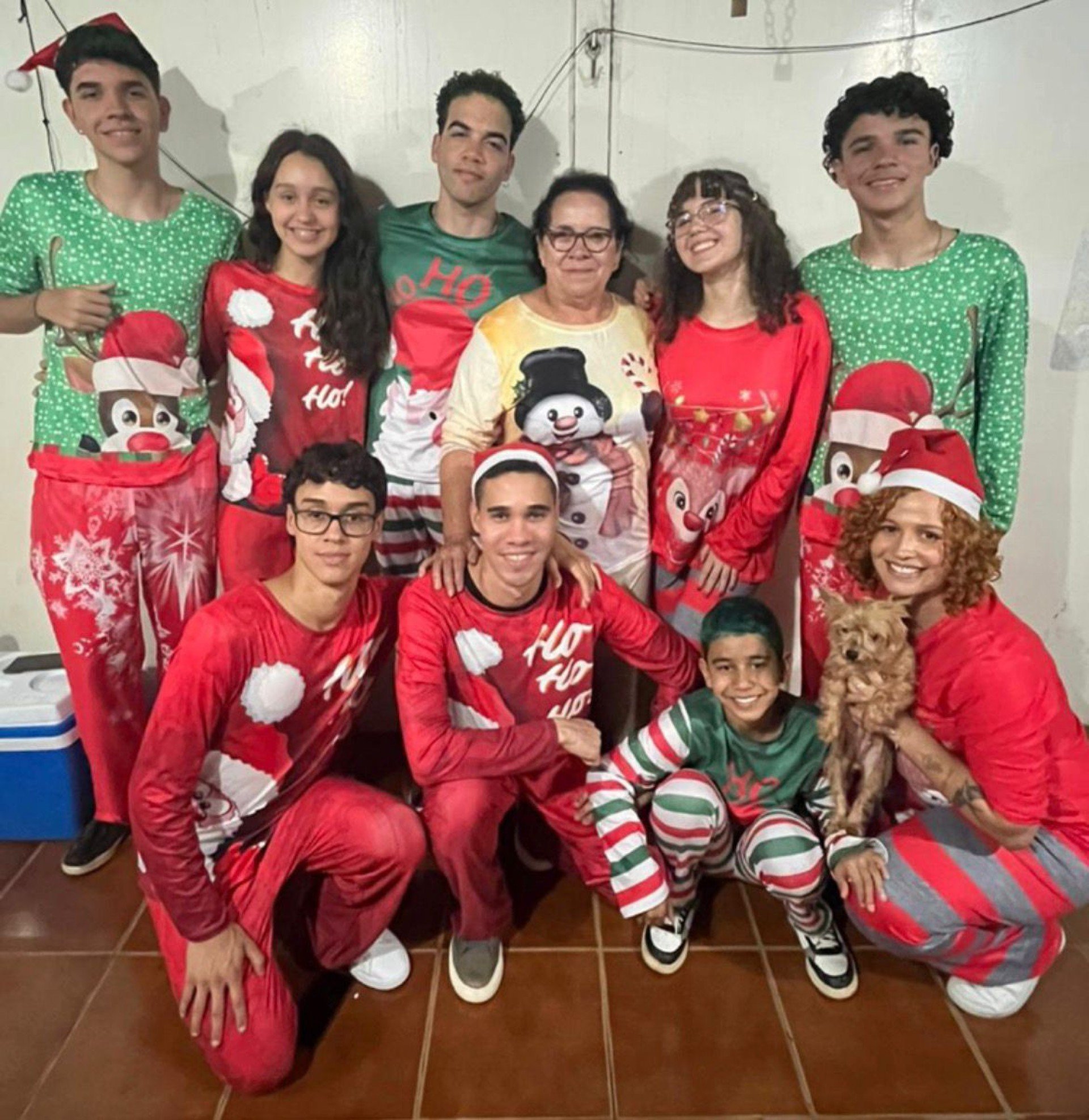 Juce e seus filhos e netos tamb&eacute;m usam pijamas combinando 