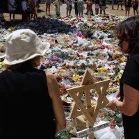 Homenagens às vítimas do atentado na praia de Bondi, no dia do funeral da menina Matilda: 'Nosso pequeno raio de sol' -  (crédito: David Gray/AFP)