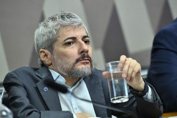 &Agrave; mesa, secret&aacute;rio do Regime Geral de Previd&ecirc;ncia Social, Adroaldo da Cunha Portal.     