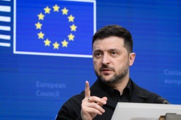 Volodymyr Zelensky, presidente da Ucrânia, fala à imprensa durante reunião do Conselho Europeu, em Bruxelas -  (crédito: John Thys/AFP)