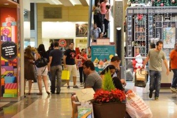 O feriado do Dia do Trabalhador altera o funcionamento de serviços e comércios no Distrito Federal nesta sexta-feira (1º/5). -  (crédito: CNDL)