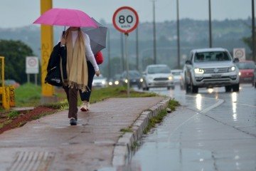 As chuvas persistem até sábado (20/12), com possibilidade de redução no domingo (21/12) e na segunda-feira (22/12) -  (crédito: Ed Alves/CB)