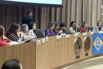 A última reunião de 2025 da Comissão Intergestores Tripartite (CIT) foi marcada por uma mesa totalmente composta de representantes mulheres em luta contra a violência de gênero. - (crédito: Reprodução/YouTube) A última reunião de 2025 da Comissão Intergestores Tripartite (CIT) foi marcada por uma mesa totalmente composta de representantes mulheres em luta contra a violência de gênero. - (crédito: Reprodução/YouTube)