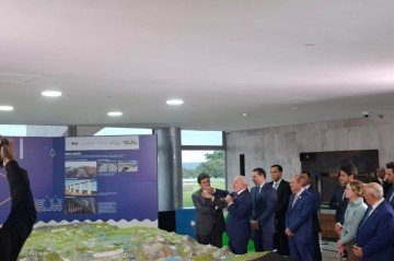 O novo ministro do turismo, Gustavo Feliciano, de gravata azul, atrás do presidente da Câmara dos Deputados, Hugo Motta (Republicanos-PB) -  (crédito: Fransico Artur / CB / DA Press)