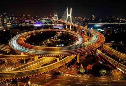 Xangai, na China, é uma metrópole que encanta por sua capacidade de unir o passado e o futuro em uma mesma paisagem urbana. -  (crédito:  Imagem de zhenou???? Xu(?) por Pixabay) -Xangai, na China, é uma metrópole que encanta por sua capacidade de unir o passado e o futuro em uma mesma paisagem urbana. -  (crédito:  Imagem de zhenou???? Xu(?) por Pixabay)