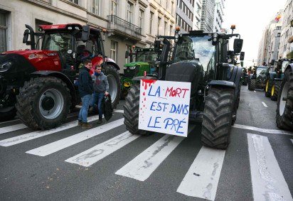 Agricultores ocuparam as ruas de Bruxelas contra acordo com Mercosul -  (crédito: NICOLAS TUCAT/AFP) -Agricultores ocuparam as ruas de Bruxelas contra acordo com Mercosul -  (crédito: NICOLAS TUCAT/AFP)