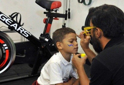 A pintura de rosto distraiu quem dava uma pausa nos exercícios -  (crédito:  Marcelo Ferreira/CB/D.A Press) -A pintura de rosto distraiu quem dava uma pausa nos exercícios -  (crédito:  Marcelo Ferreira/CB/D.A Press)