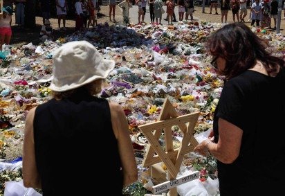 Homenagens às vítimas do atentado na praia de Bondi, no dia do funeral da menina Matilda: 