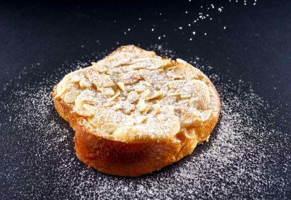 Bostock é uma versão da rabanada com amêndoas, assinada pelo chef Thiago Leopoldino, da Los Santos Pizza & Pão. -  (crédito: Divulgação) -Bostock é uma versão da rabanada com amêndoas, assinada pelo chef Thiago Leopoldino, da Los Santos Pizza & Pão. -  (crédito: Divulgação)