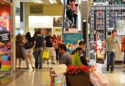 O feriado do Dia do Trabalhador altera o funcionamento de serviços e comércios no Distrito Federal nesta sexta-feira (1º/5). -  (crédito: CNDL) -O feriado do Dia do Trabalhador altera o funcionamento de serviços e comércios no Distrito Federal nesta sexta-feira (1º/5). -  (crédito: CNDL)