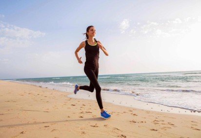 Treinar na praia parece mais agradável, mas o terreno irregular e instável pode aumentar o risco de lesões (Imagem: mikeforemniakowski | Shutterstock)
 -  (crédito: EdiCase) -Treinar na praia parece mais agradável, mas o terreno irregular e instável pode aumentar o risco de lesões (Imagem: mikeforemniakowski | Shutterstock)
 -  (crédito: EdiCase)