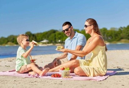 Cuidar da saúde no verão é essencial para aproveitar o sol, o lazer e os encontros com mais segurança e bem-estar (Imagem: Ground Picture | Shutterstock) -  (crédito: EdiCase) -Cuidar da saúde no verão é essencial para aproveitar o sol, o lazer e os encontros com mais segurança e bem-estar (Imagem: Ground Picture | Shutterstock) -  (crédito: EdiCase)