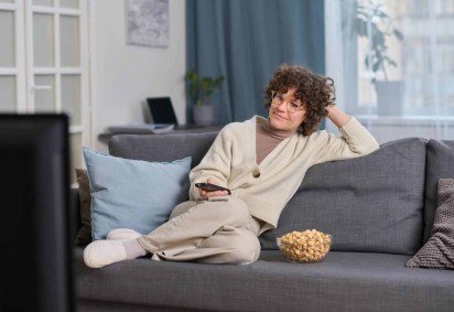 Além de entreter, o cinema ajuda a visualizar processos históricos e a entender diferentes contextos e épocas (Imagem: Media_Photos | Shutterstock) -  (crédito: EdiCase) -Além de entreter, o cinema ajuda a visualizar processos históricos e a entender diferentes contextos e épocas (Imagem: Media_Photos | Shutterstock) -  (crédito: EdiCase)