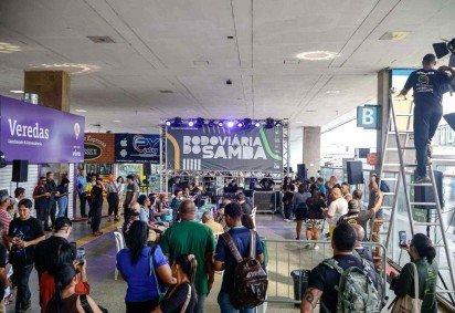 Roda de samba na Rodoviária do Plano transformou a paisagem sonora do local -  (crédito: João Pedro Carvalho/Correio Braziliense) -Roda de samba na Rodoviária do Plano transformou a paisagem sonora do local -  (crédito: João Pedro Carvalho/Correio Braziliense)