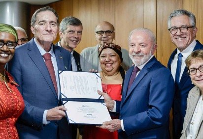  18.12.2025 - Presidente da República, Luiz Inácio Lula da Silva, recebe certificado de eliminação da transmissão vertical do HIV como problema de saúde pública. Palácio do Planalto. Brasília (DF)
     -  (crédito:  Ricardo Stuckert / PR)