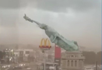 A estátua da Havan, inspirada na Estátua da Liberdade, caiu durante um forte temporal que atingiu Guaíba, na Região Metropolitana de Porto Alegre. A estrutura desabou após ventos intensos, sem registro de feridos.
 -  (crédito: Reprodução de vídeo Instagram) -A estátua da Havan, inspirada na Estátua da Liberdade, caiu durante um forte temporal que atingiu Guaíba, na Região Metropolitana de Porto Alegre. A estrutura desabou após ventos intensos, sem registro de feridos.
 -  (crédito: Reprodução de vídeo Instagram)