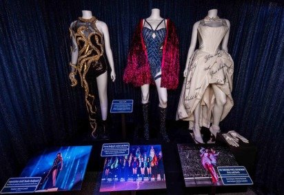  Starting December 12, guests can explore a new Taylor Swift display at Walt Disney Presents in Disney...s Hollywood Studios. For a limited time, the exhibit will showcase three Eras Tour costumes worn by Taylor herself, featuring looks from Reputation, The Tortured Poets Department, and Midnights.
     -  (crédito:  Olga Thompson) - Starting December 12, guests can explore a new Taylor Swift display at Walt Disney Presents in Disney...s Hollywood Studios. For a limited time, the exhibit will showcase three Eras Tour costumes worn by Taylor herself, featuring looks from Reputation, The Tortured Poets Department, and Midnights.
     -  (crédito:  Olga Thompson)