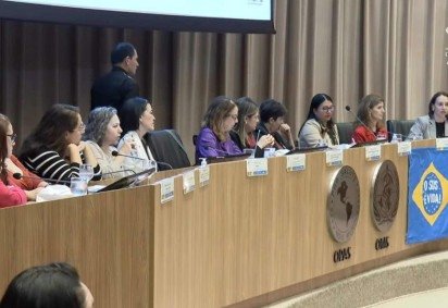 A última reunião de 2025 da Comissão Intergestores Tripartite (CIT) foi marcada por uma mesa totalmente composta de representantes mulheres em luta contra a violência de gênero. -  (crédito: Reprodução/YouTube) -A última reunião de 2025 da Comissão Intergestores Tripartite (CIT) foi marcada por uma mesa totalmente composta de representantes mulheres em luta contra a violência de gênero. -  (crédito: Reprodução/YouTube)