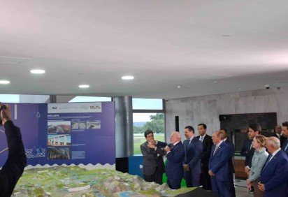 O novo ministro do turismo, Gustavo Feliciano, de gravata azul, atrás do presidente da Câmara dos Deputados, Hugo Motta (Republicanos-PB) -  (crédito: Fransico Artur / CB / DA Press) -O novo ministro do turismo, Gustavo Feliciano, de gravata azul, atrás do presidente da Câmara dos Deputados, Hugo Motta (Republicanos-PB) -  (crédito: Fransico Artur / CB / DA Press)