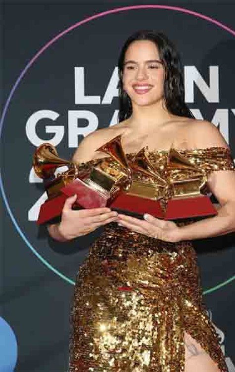 Em 2022, Rosalía lançou "Motomami", seu álbum mais ousado e experimental até então. O disco recebeu ampla aclamação crítica e rendeu a ela o Grammy Latino de Álbum do Ano em 2022, além do Grammy Awards de 2023 na categoria de Melhor Álbum de Rock Latino ou Alternativo.
- (crédito: Reprodução do Instagram @rosalia.vt) Em 2022, Rosalía lançou "Motomami", seu álbum mais ousado e experimental até então. O disco recebeu ampla aclamação crítica e rendeu a ela o Grammy Latino de Álbum do Ano em 2022, além do Grammy Awards de 2023 na categoria de Melhor Álbum de Rock Latino ou Alternativo.
- (crédito: Reprodução do Instagram @rosalia.vt)