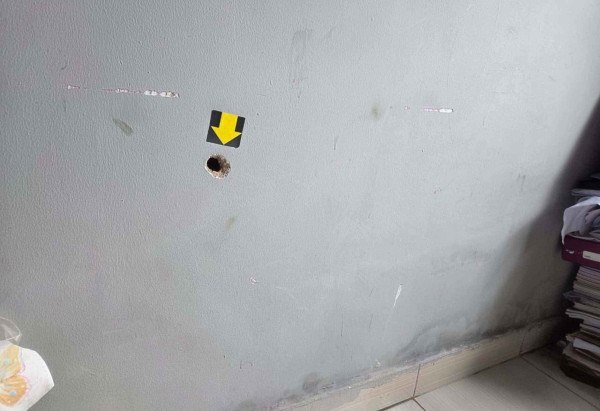 Marcas de tiros na parede evidenciaram a viol&ecirc;ncia da a&ccedil;&atilde;o
