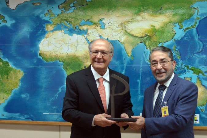 Alckmin foi homenageado na categoria Gestão Pública no Prêmio JK. O prêmio foi entregue por Guilherme Machado - (crédito: Ed Alves CB/DA Press) Alckmin foi homenageado na categoria Gestão Pública no Prêmio JK. O prêmio foi entregue por Guilherme Machado - (crédito: Ed Alves CB/DA Press)