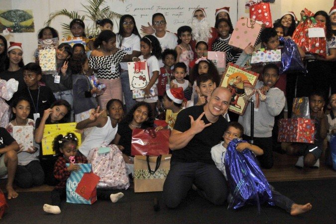 A turma animada se reúniu para receber os presentes com o sócio Felipe de Carvalho