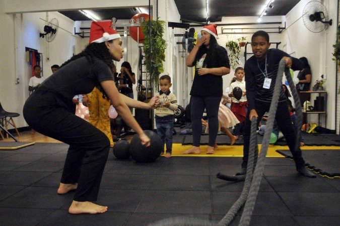 Al&eacute;m da entrega dos presentes, as crian&ccedil;as tamb&eacute;m participaram de brincadeiras e exerc&iacute;cios f&iacute;sicos