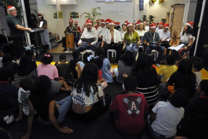A edi&ccedil;&atilde;o do natal solid&aacute;rio tamb&eacute;m marcou a 1&deg; apresenta&ccedil;&atilde;o do coral formado por pessoas com Parkinson
