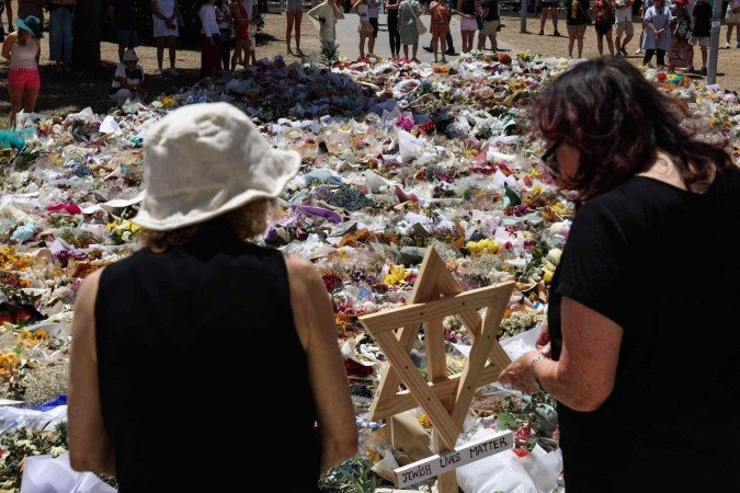 Homenagens às vítimas do atentado na praia de Bondi, no dia do funeral da menina Matilda: Homenagens às vítimas do atentado na praia de Bondi, no dia do funeral da menina Matilda: