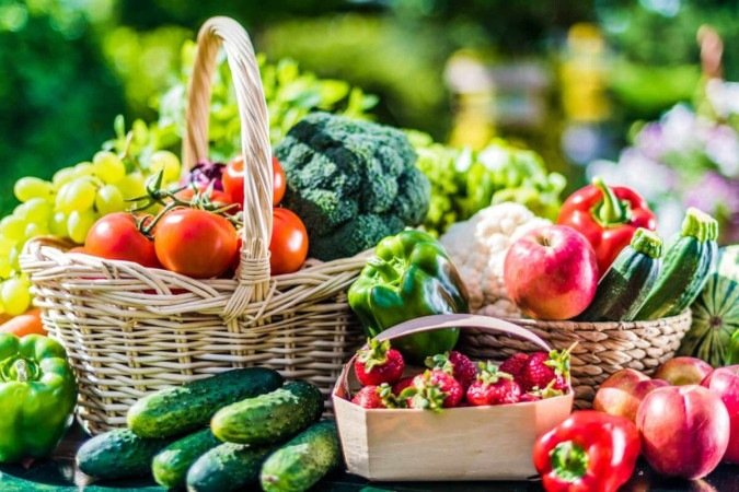 A alimentação pode ser uma grande aliada para manter o corpo hidratado (Imagem: monticello | Shutterstock) - (crédito: EdiCase) A alimentação pode ser uma grande aliada para manter o corpo hidratado (Imagem: monticello | Shutterstock) - (crédito: EdiCase)