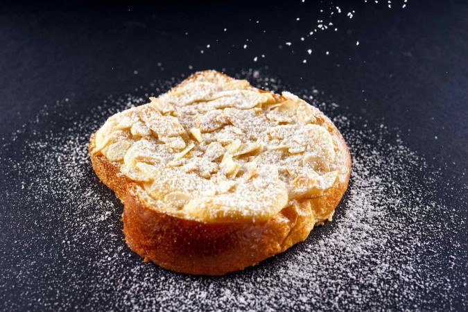 Bostock é uma versão da rabanada com amêndoas, assinada pelo chef Thiago Leopoldino, da Los Santos Pizza & Pão. - (crédito: Divulgação) Bostock é uma versão da rabanada com amêndoas, assinada pelo chef Thiago Leopoldino, da Los Santos Pizza & Pão. - (crédito: Divulgação)