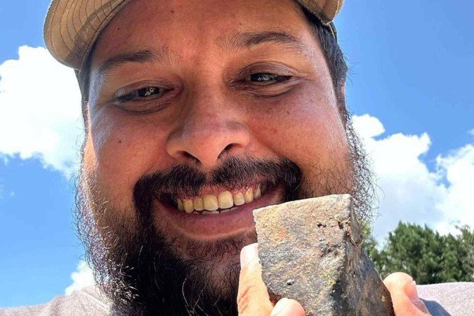 Enquanto a maioria das pessoas se limita a contemplar o espetáculo produzido pelos meteoritos, um grupo vai atrás deles - (crédito: Oguzhan Demir/Anadolu via Getty Images) Enquanto a maioria das pessoas se limita a contemplar o espetáculo produzido pelos meteoritos, um grupo vai atrás deles - (crédito: Oguzhan Demir/Anadolu via Getty Images)